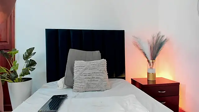 CarolineMillerr online show from February 25, 2025, 5:58 pm