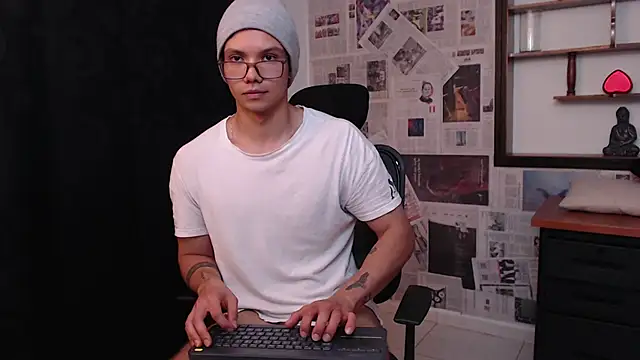 Magic boy20 online show from March 19, 2025, 1:43 am