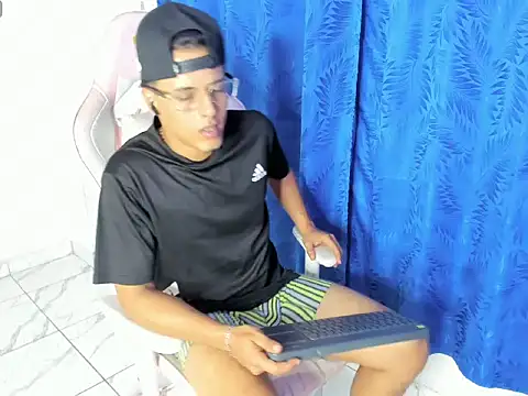 jamesescobar  online show from April 8, 2026, 4:01 am