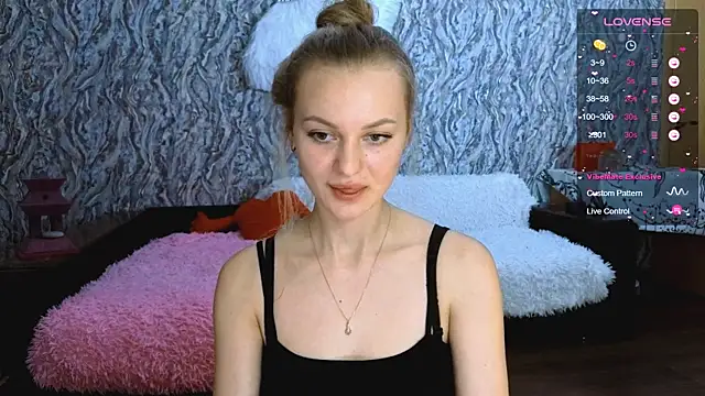 Snapshot of Elfanna chatting on October 9, 2025, 5:33 pm Elfanna online show from October 9, 2025, 5:33 pm