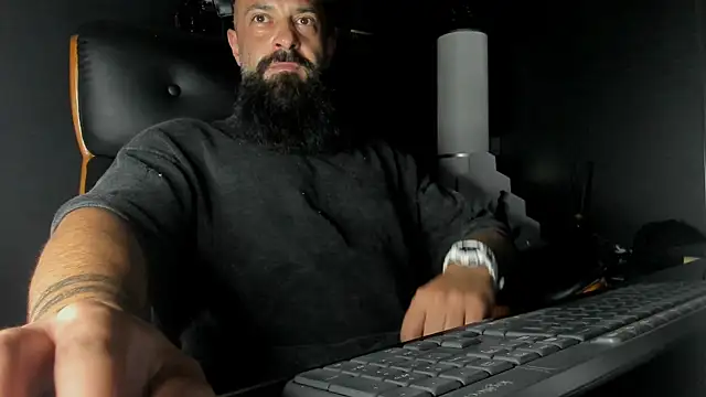 axxelrich  online show from September 12, 2025, 4:40 pm