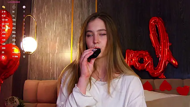 LoraineLuff online show from February 16, 2025, 9:05 pm