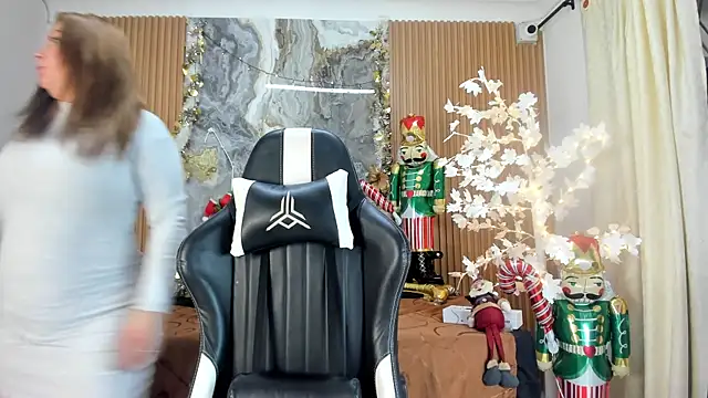 Danna topless online show from December 20, 2025, 12:01 pm