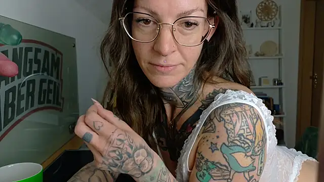 Snapshot of BrownieyQueen chatting on April 2, 2026, 4:54 am BrownieyQueen online show from April 2, 2026, 4:54 am