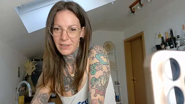 Snapshot of BrownieyQueen chatting on April 3, 2026, 4:54 am BrownieyQueen online show from April 3, 2026, 4:54 am