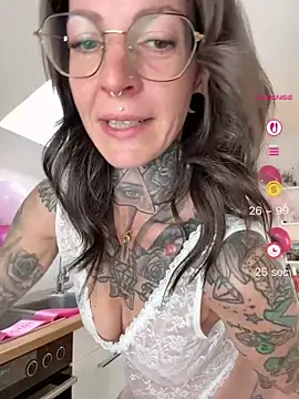 Snapshot of BrownieyQueen chatting on April 26, 2026, 6:44 am BrownieyQueen online show from April 26, 2026, 6:44 am