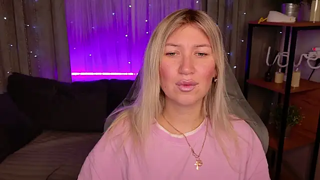 MilaBott online show from November 18, 2025, 8:24 pm