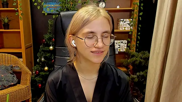 Moon13152 online show from December 11, 2024, 12:02 am