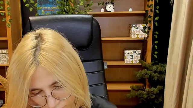 Moon13152 online show from December 26, 2024, 9:15 pm