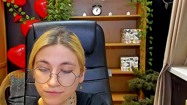 Moon13152 online show from February 24, 2025, 1:24 am