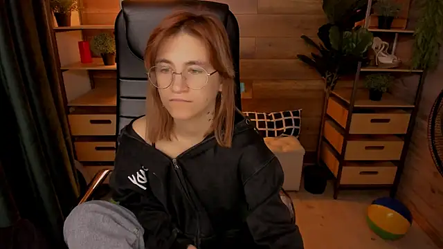 Moon13152 online show from October 11, 2025, 8:40 pm