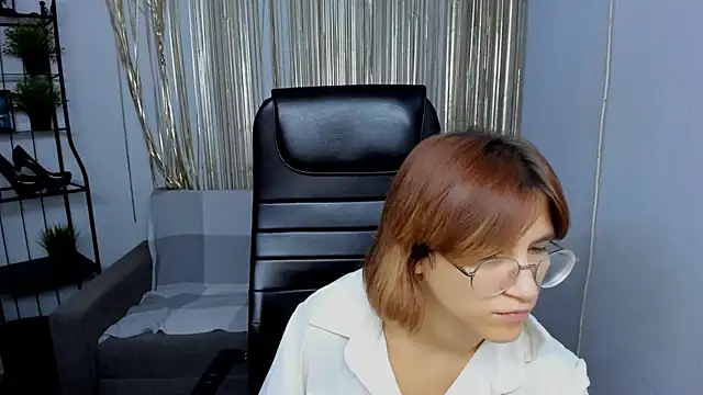 Moon13152 online show from October 28, 2025, 9:50 pm