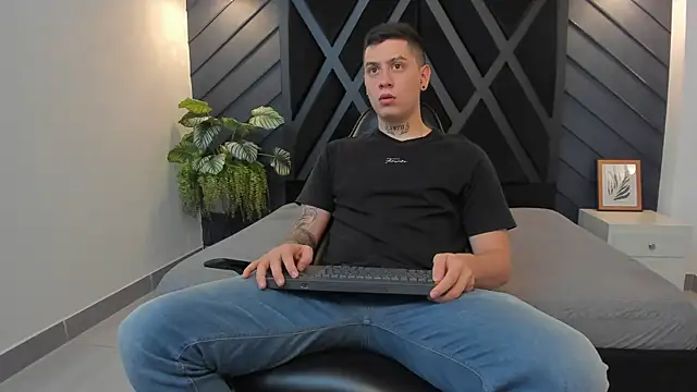 Yeiko Romero  online show from December 27, 2024, 11:21 pm