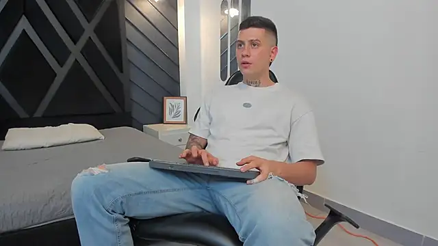 Yeiko Romero  online show from January 8, 2025, 11:19 pm