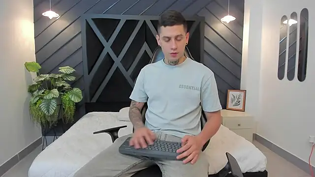 Yeiko Romero  online show from January 30, 2025, 5:17 pm