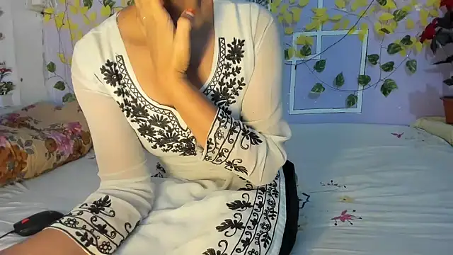 aarjulove online show from May 6, 2026, 2:40 am
