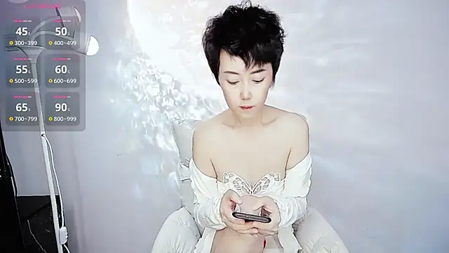 Snapshot of 9ering-Er chatting on October 31, 2025, 9:05 pm 9ering-Er online show from October 31, 2025, 9:05 pm