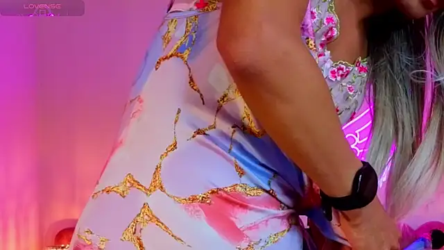 Snapshot of _scarletmoore chatting on October 4, 2025, 10:57 am scarletmoore online show from October 4, 2025, 10:57 am