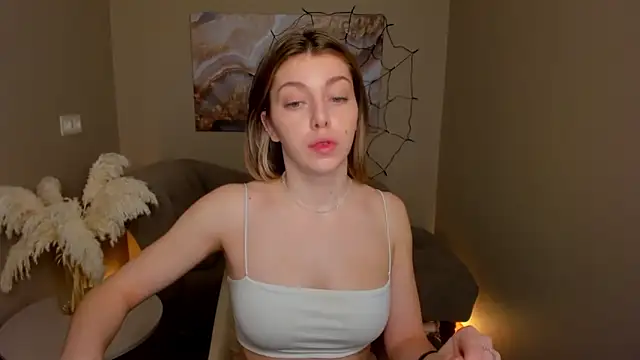 Snapshot of MollyMeltorr chatting on October 19, 2025, 1:06 am MollyMeltorr online show from October 19, 2025, 1:06 am