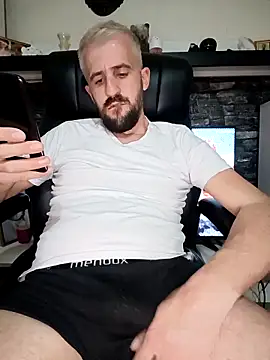 Snapshot of GrofLicno chatting on March 12, 2026, 9:32 pm GrofLicno online show from March 12, 2026, 9:32 pm