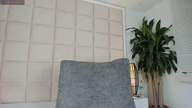 Snapshot of Nia_Bunny chatting on January 16, 2025, 1:14 pm Nia Bunny online show from January 16, 2025, 1:14 pm