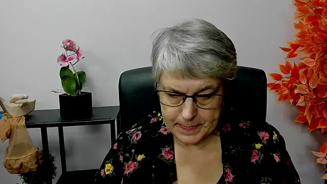 Snapshot of IrisDream chatting on December 2, 2024, 1:57 pm IrisDream online show from December 2, 2024, 1:57 pm