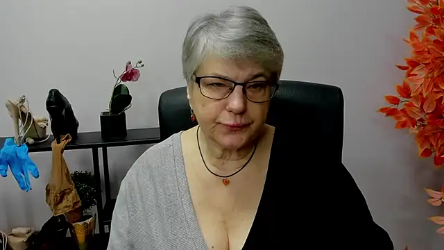 Snapshot of IrisDream chatting on December 13, 2024, 7:15 am IrisDream online show from December 13, 2024, 7:15 am