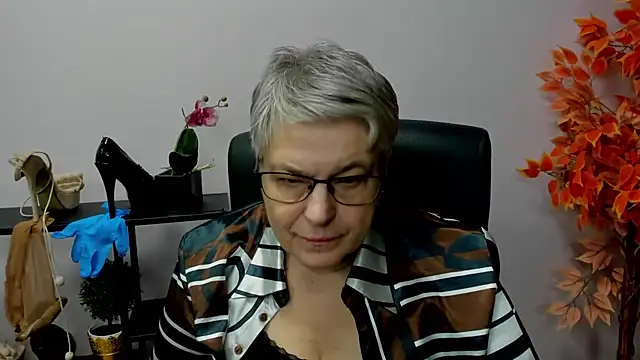 Snapshot of IrisDream chatting on December 16, 2024, 10:50 am IrisDream online show from December 16, 2024, 10:50 am