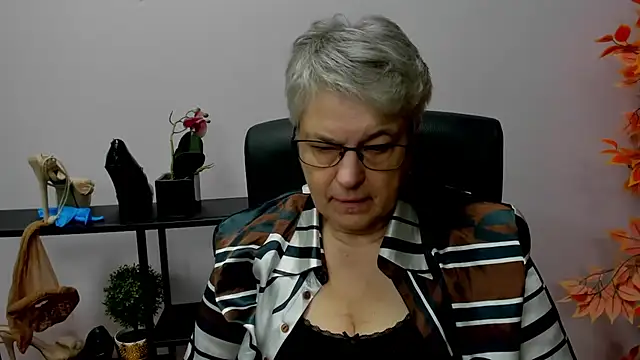 Snapshot of IrisDream chatting on December 17, 2024, 7:18 am IrisDream online show from December 17, 2024, 7:18 am