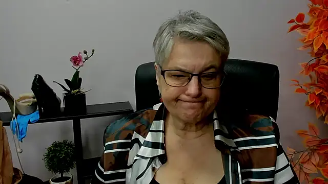 Snapshot of IrisDream chatting on December 18, 2024, 10:51 am IrisDream online show from December 18, 2024, 10:51 am