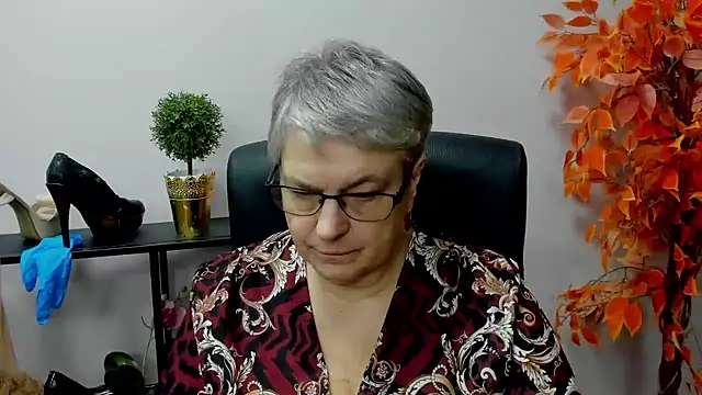 Snapshot of IrisDream chatting on December 19, 2024, 10:24 am IrisDream online show from December 19, 2024, 10:24 am
