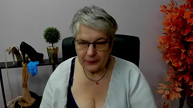 Snapshot of IrisDream chatting on December 20, 2024, 11:00 am IrisDream online show from December 20, 2024, 11:00 am
