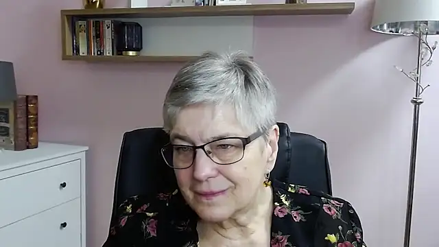 Snapshot of IrisDream chatting on December 23, 2024, 10:32 am IrisDream online show from December 23, 2024, 10:32 am