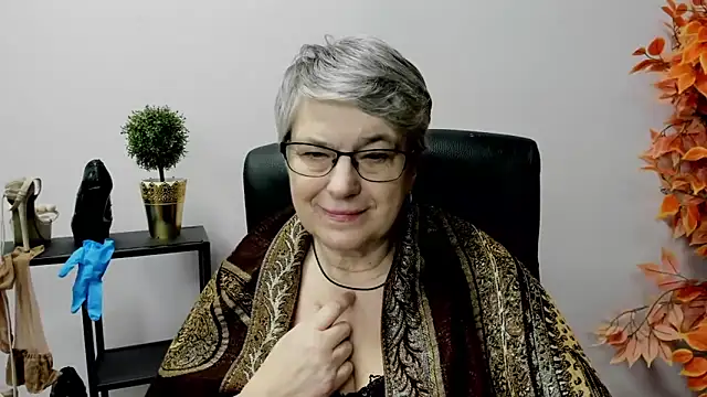 Snapshot of IrisDream chatting on February 12, 2025, 10:14 am IrisDream online show from February 12, 2025, 10:14 am