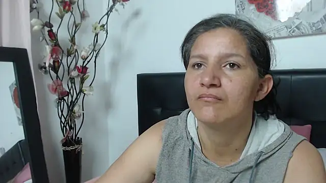 Angelinna Milf online show from January 24, 2025, 2:39 am