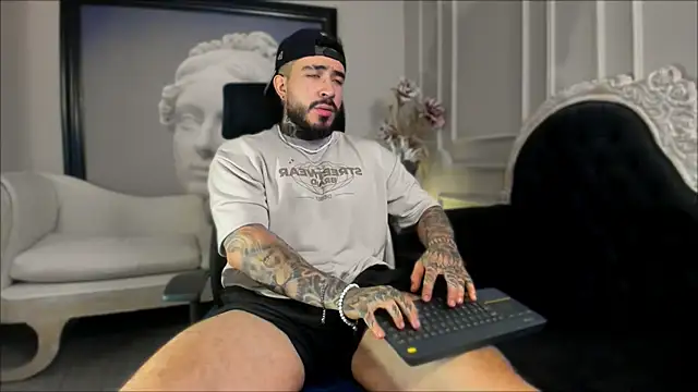 LeoSalvatore  online show from December 12, 2024, 8:21 pm