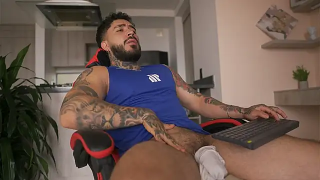 Snapshot of LeoSalvatore_ chatting on October 10, 2025, 3:55 pm LeoSalvatore online show from October 10, 2025, 3:55 pm