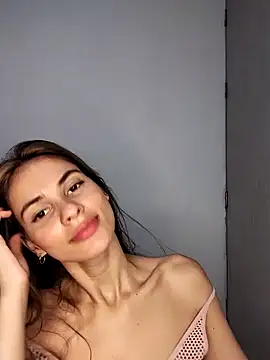 cuteluci  online show from January 5, 2025, 12:31 pm