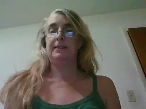Emilylyn2501 online show from January 13, 2025, 6:38 pm