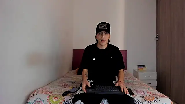 Snapshot of HeellBoy_ chatting on February 28, 2026, 12:39 pm HeellBoy online show from February 28, 2026, 12:39 pm