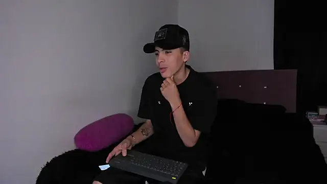 Snapshot of HeellBoy_ chatting on April 6, 2026, 5:08 am HeellBoy online show from April 6, 2026, 5:08 am