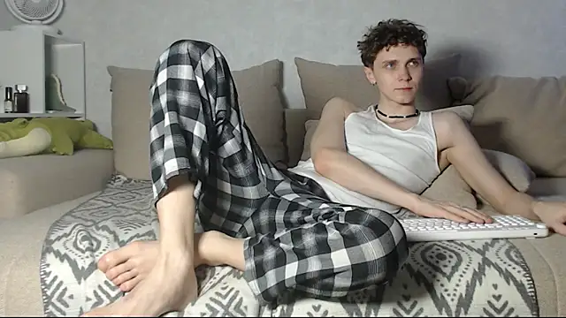 aqualidolly online show from December 3, 2024, 4:14 am