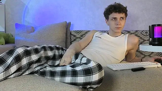 aqualidolly online show from December 28, 2024, 3:37 pm