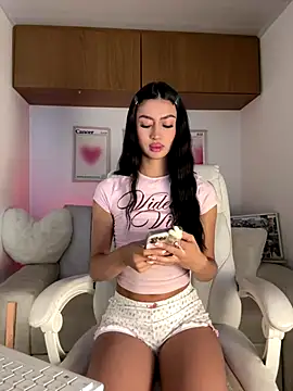 maddy bronw  online show from December 16, 2025, 10:15 pm