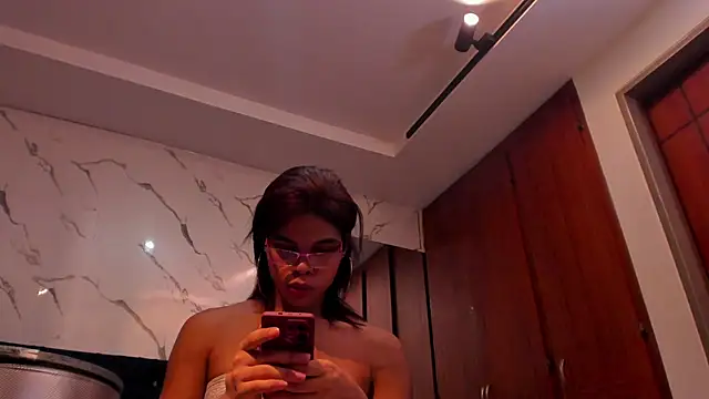 evelyn wine online show from September 25, 2025, 10:02 pm