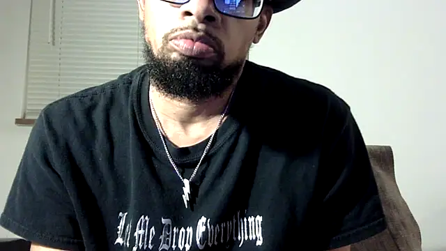 Snapshot of WhiskeyWood_DuhGOD chatting on October 12, 2025, 1:26 am WhiskeyWood DuhGOD online show from October 12, 2025, 1:26 am