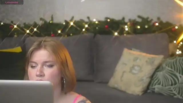 Snapshot of Kira_Citro chatting on December 17, 2024, 10:11 pm Kira Citro online show from December 17, 2024, 10:11 pm