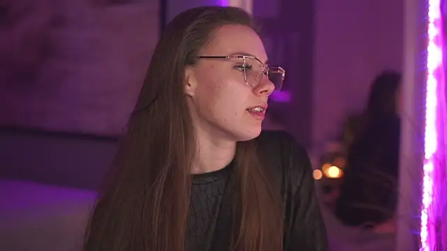 StephanieNeeson online show from December 20, 2024, 8:23 pm