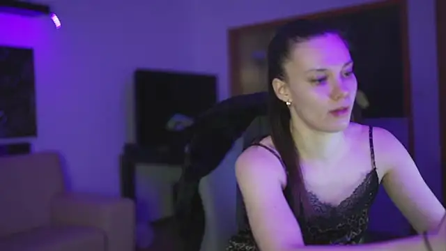 StephanieNeeson online show from February 28, 2025, 11:01 pm