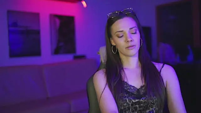 StephanieNeeson online show from March 21, 2025, 10:28 pm